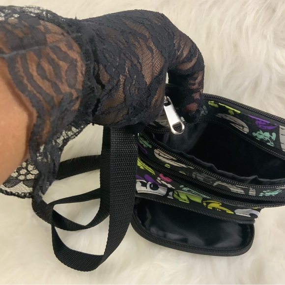 Disney Parks Mickey Mouse Messenger Bag (NWOT) - Picture 8 of 9